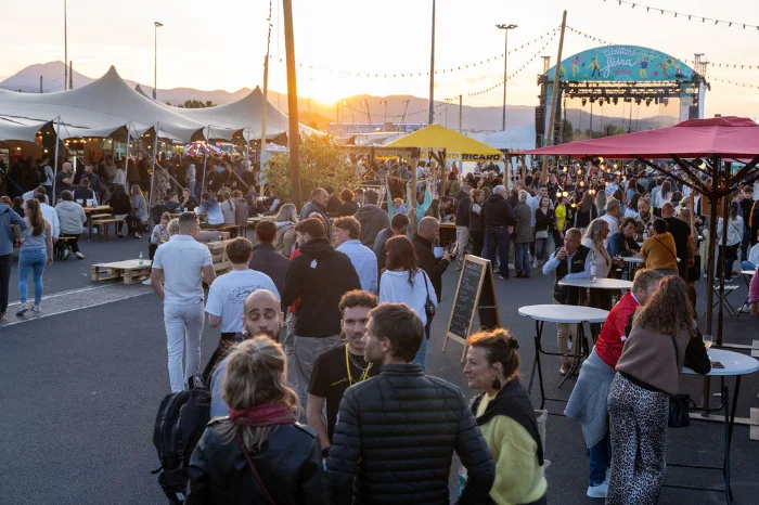 PLACES AUX AFFAIRES ET À LA CONVIVIALITÉ